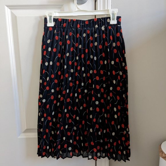 Ann Taylor Petite Cherry Pull On Pleated Skirt - Picture 4 of 6